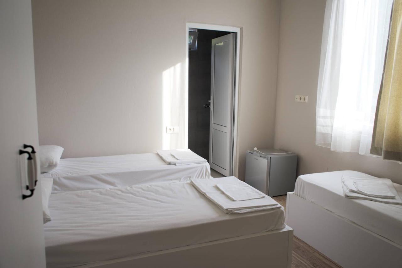 Nira Hotel Гонио Екстериор снимка