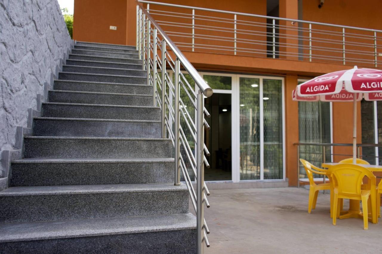 Nira Hotel Гонио Екстериор снимка