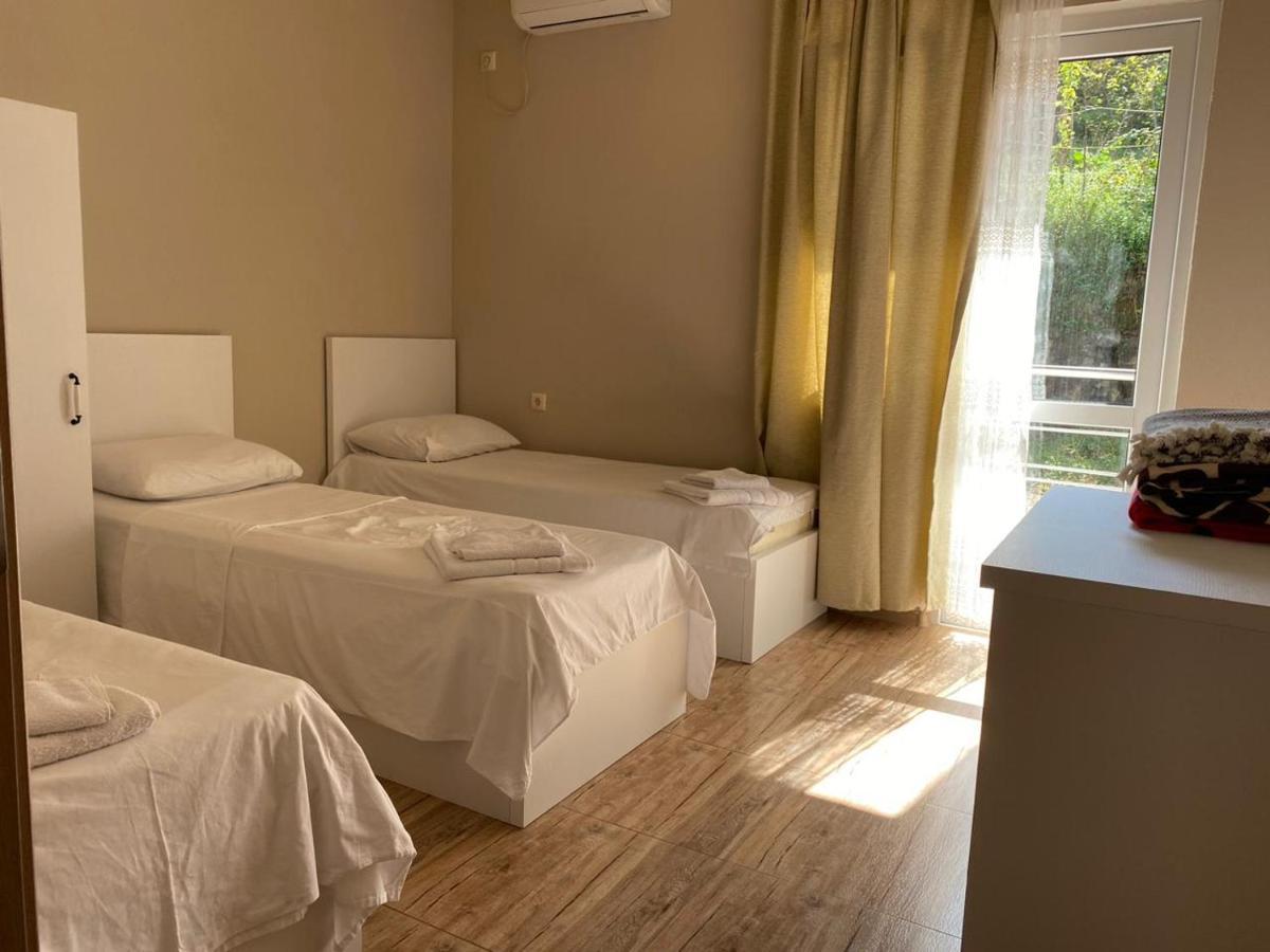 Nira Hotel Гонио Екстериор снимка
