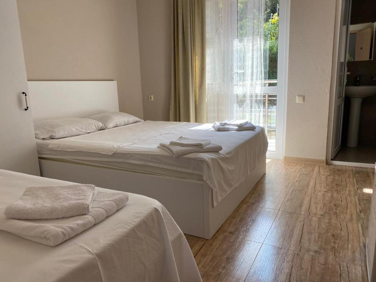 Nira Hotel Гонио Екстериор снимка