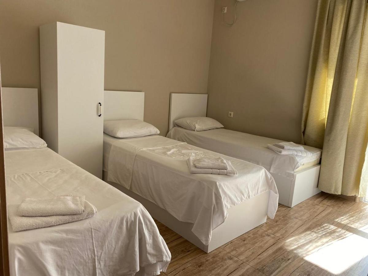 Nira Hotel Гонио Екстериор снимка