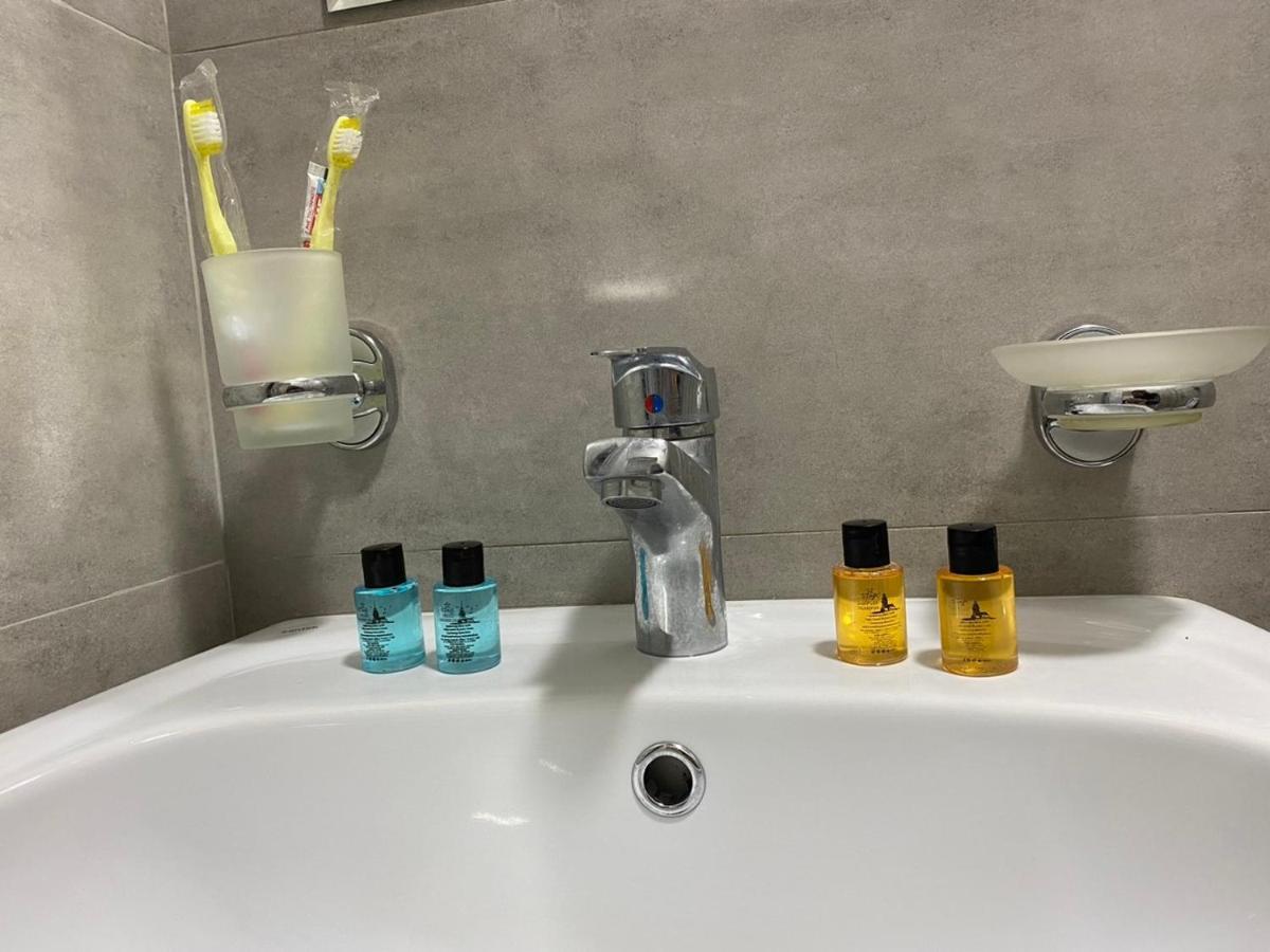 Nira Hotel Гонио Екстериор снимка