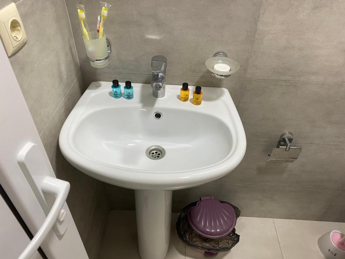 Nira Hotel Гонио Екстериор снимка